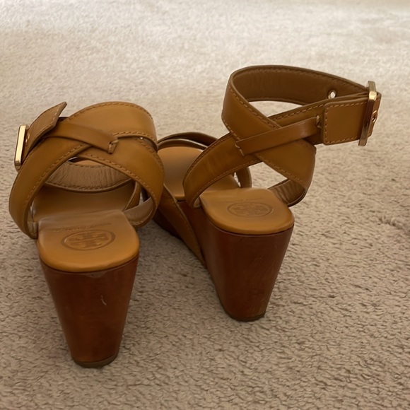 Tory Burch Almita wedge sandal. - Picture 7 of 8